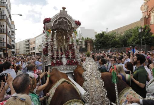 El simpecado de Triana, por la calle Pagés del Corro