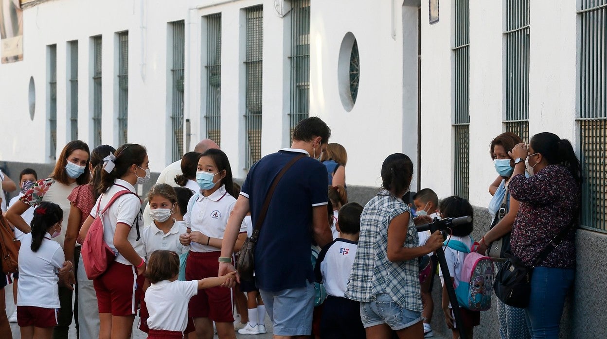 NIños en la puerta de un colegio