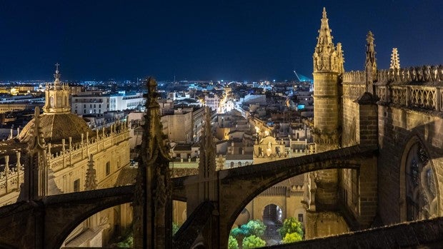 Estos son los horarios y días disponibles para las visitas nocturnas a las cubiertas de la Catedral de Sevilla