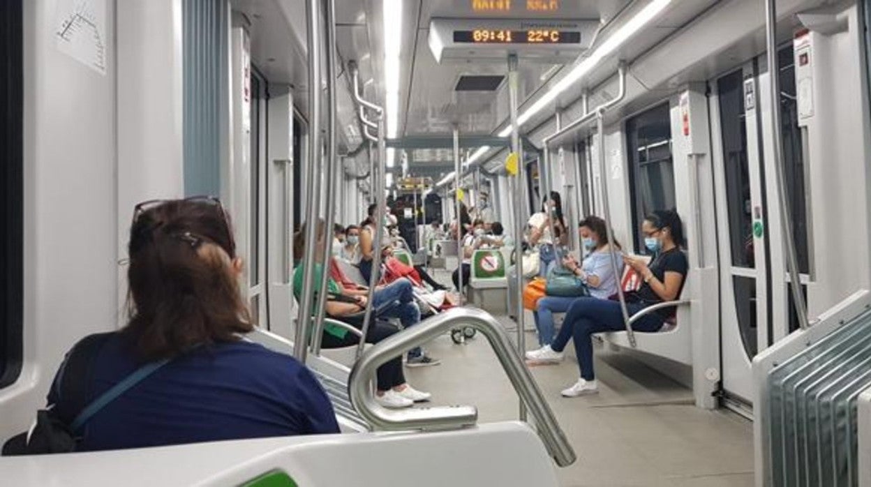 Pasajeros con mascarilla en un vagón del Metro de Sevilla