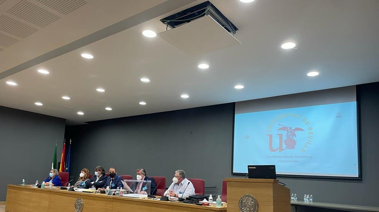 Reunión del claustro celebrada en la facultad de Económicas