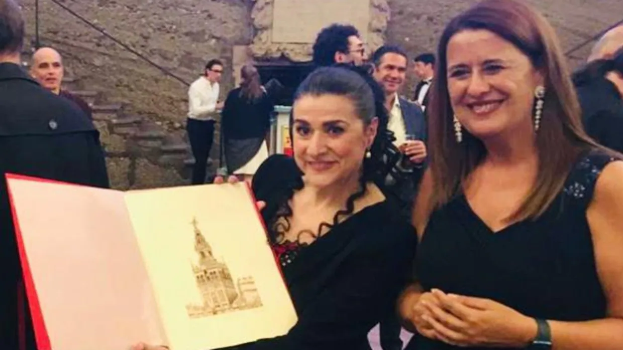 Sonia Gaya hizo entrega de un regalo institucional del Ayuntamiento de Sevilla a Cecilia Bartoli, mezzosoprano y directora artística del festival