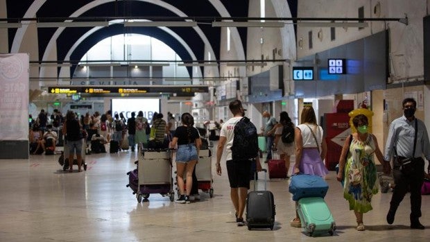 El Ministerio de Transportes anuncia en campaña la licitación del estudio del tren del aeropuerto de Sevilla