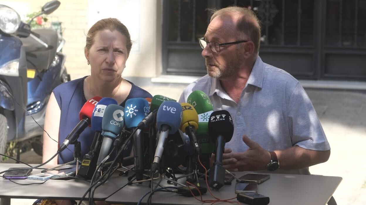 Los padres de Marta del Castillo atendiendo este viernes a la prensa en la puerta de su casa