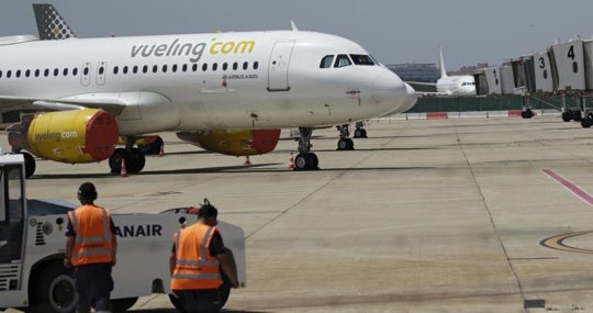 Un avión de Vueling en la pista de San Pablo