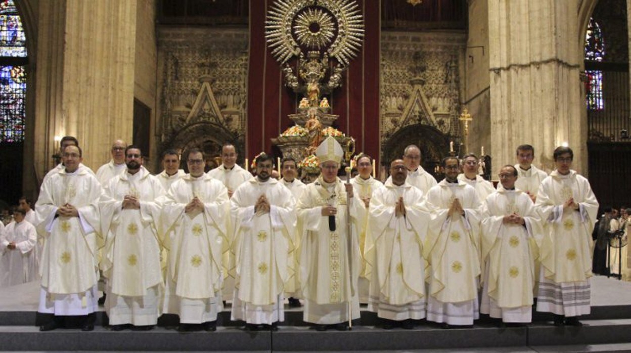 El arzobispo de Sevilla, en el centro, junto a los ocho nuevos sacerdotes de la Archidiócesis