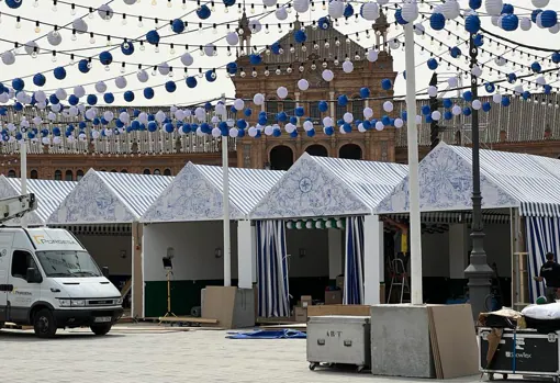 Casetas instaladas en la plaza de España para el desfile