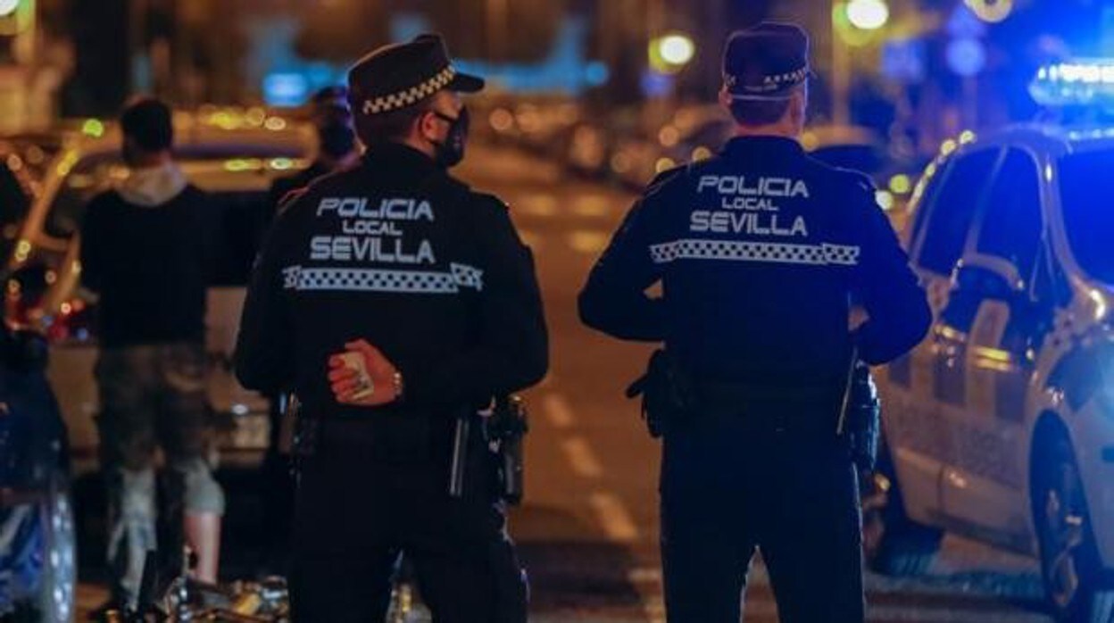 Agentes de la Policía Local de Sevilla durante un control