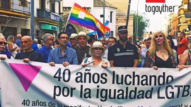 Un policía local de Sevilla pide a sus compañeros que asistan uniformados y con banderas a la manifestación del Orgullo