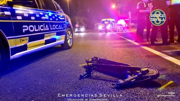 En estado crítico el conductor de un patinete atropellado por un coche en Sevilla