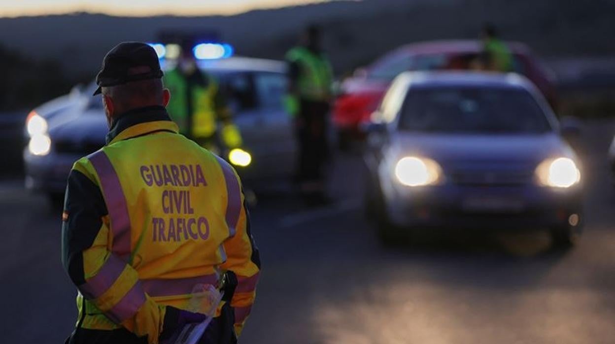 Agente de la Guradia Civil en un control de tráfico