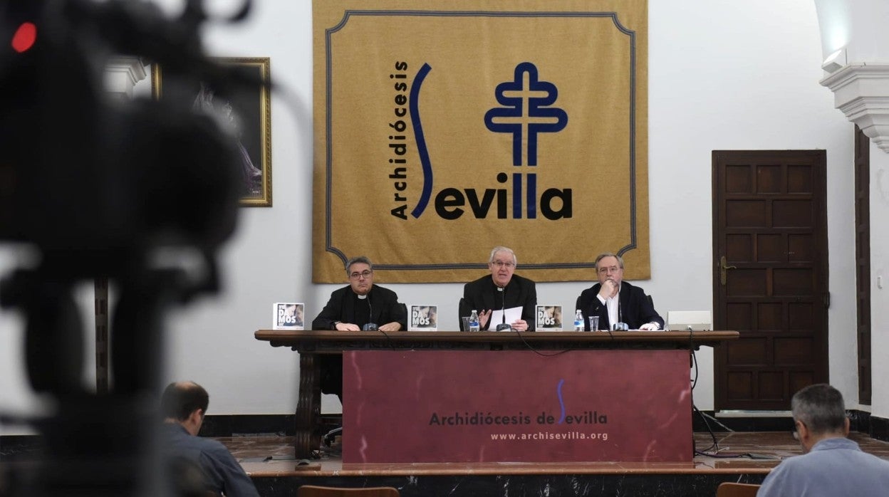 El arzobispo de Sevilla, junto con Mariano Pérez de Ayala y Adrián Ríos