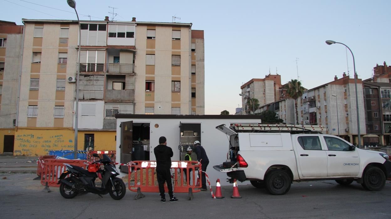 Operarios instalando el nuevo centro de transformación