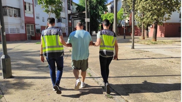 Detienen a cinco personas por secuestrar, maltratar y prostituir a una mujer en un piso de Triana