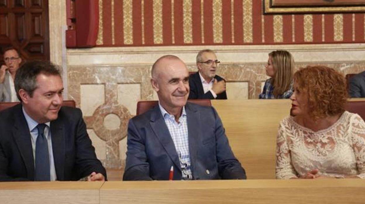 Muñoz, flanqueado por Espadas y Castaño en el salón de plenos del Ayuntamiento