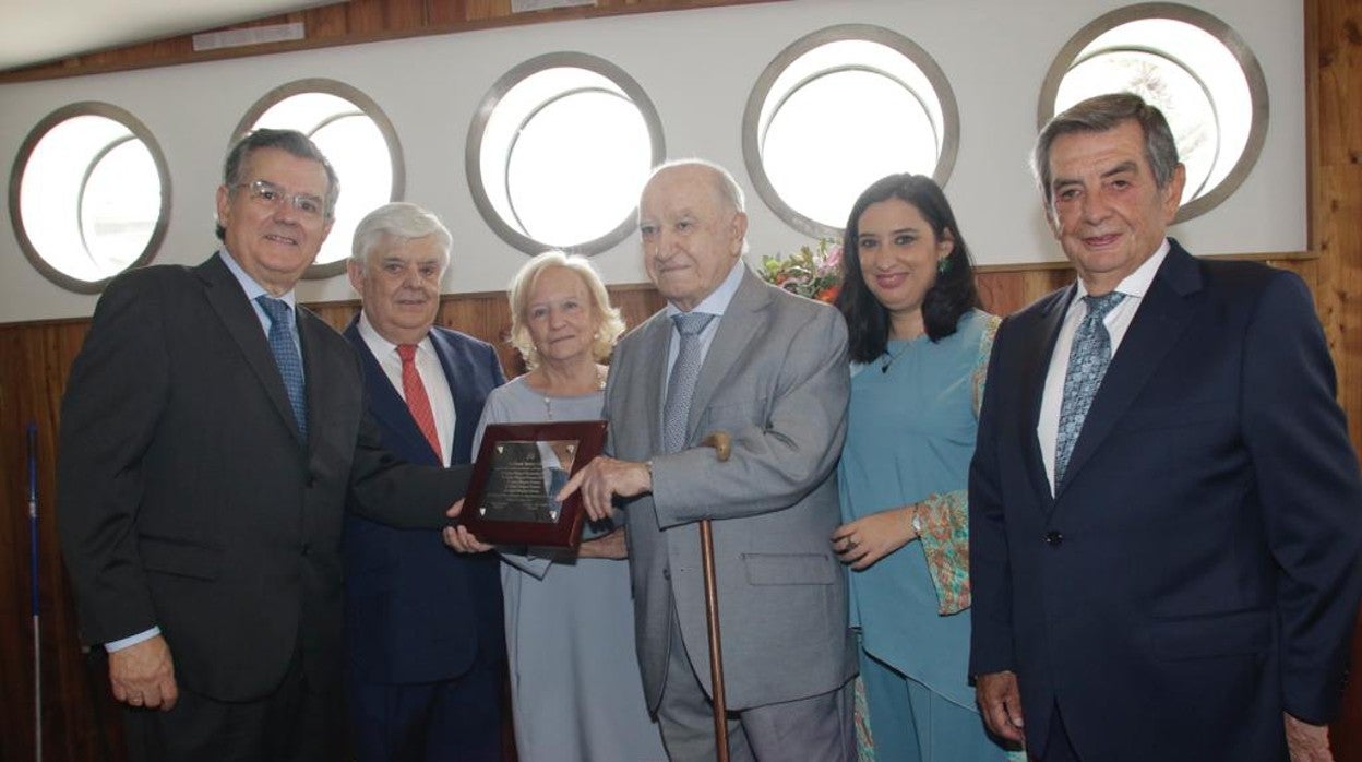 Juan Márquez, Rafael Márquez, la viuda de Pedro Márquez, Santos Bozal, Carmen Márquez y Ángel Márquez en la entrega del homenaje de la Tertulia Justicia y Caballo