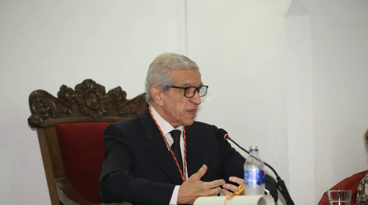 Braulio Medel durante su discurso de recepción como académico de honor en Buenas Letras