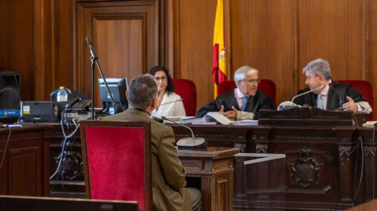 El acusado, sentado frente al presidente del tribunal, durante el primer día del juicio con jurado en la Audiencia de Sevilla