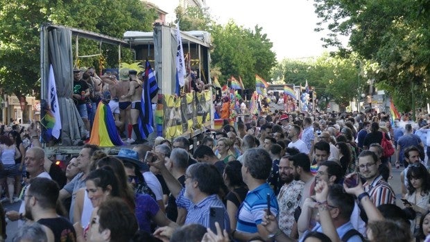 La Cabalgata del Orgullo toma masivamente el corazón de Sevilla