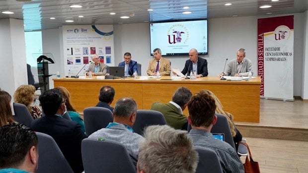 Económicas se convierte en foro de discusión sobre los principales problemas mundiales