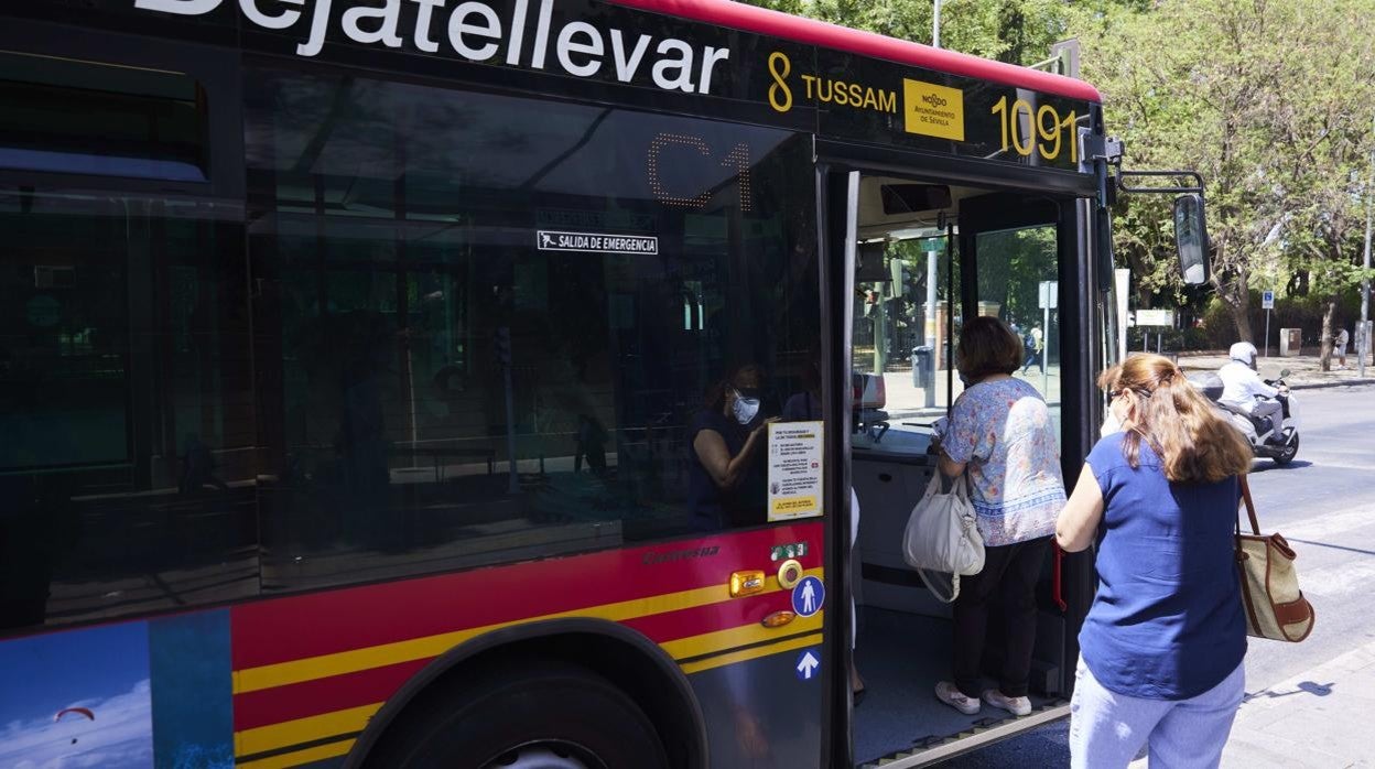 Usuarios de Tussam en Sevilla