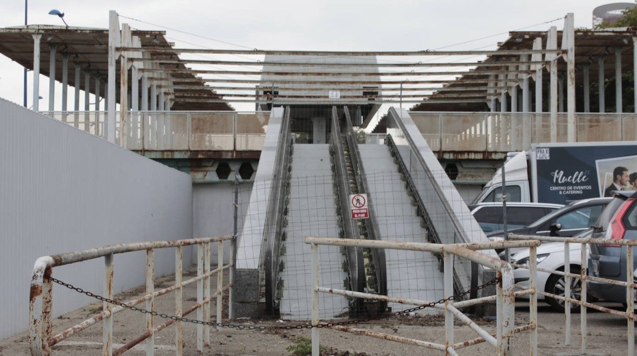 Estado de abandono de la estación del telecabina de Cartuja