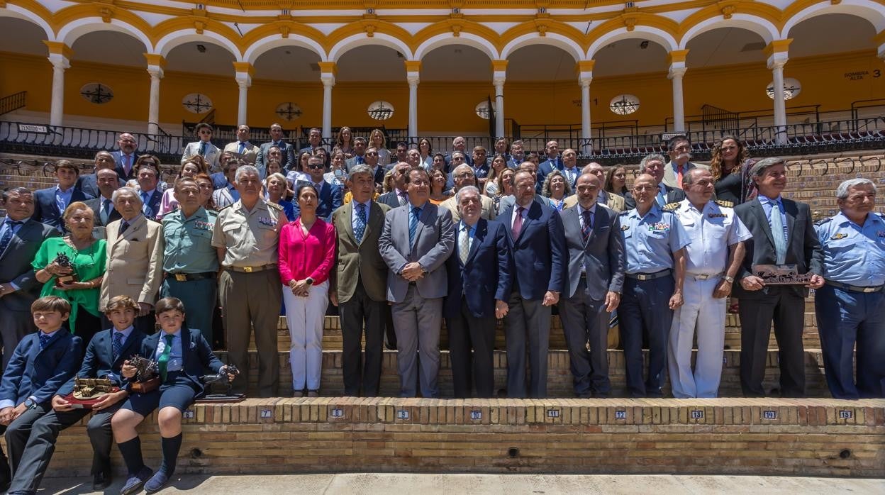 Foto de familia de los premiados en los tendidos de la Real Maestranza