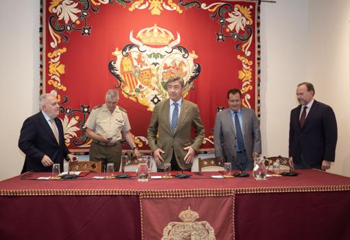 Jesús Contreras, José Rodríguez, Santiago de León, Juan Carlos Cabrera y José Luis García Palacios, en el Salón de Carteles de la Real Maestranza