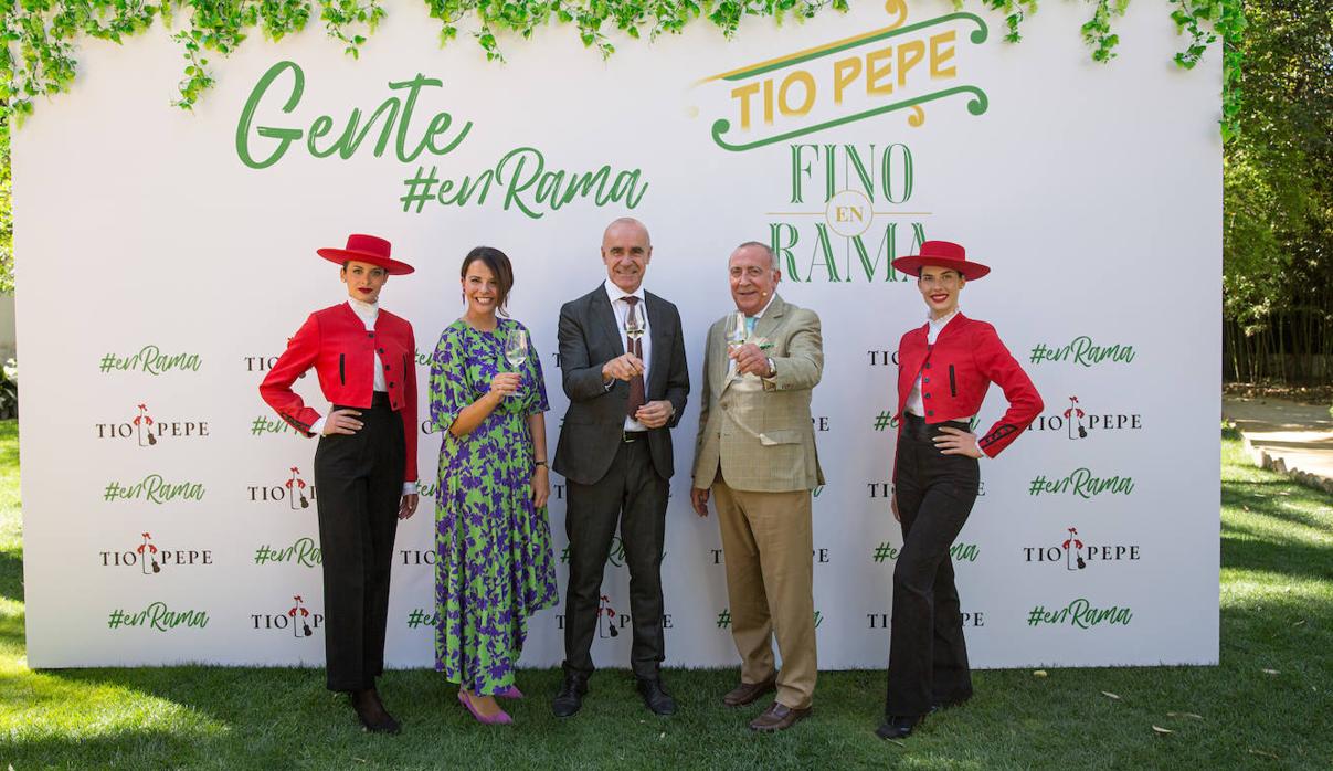 Silvia y Antonio Flores flanquean al alcalde de Sevilla, Antonio Muñoz