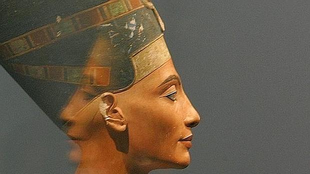 El busto de Nefertiti durante una exposición en el Altes Museum de Berlín