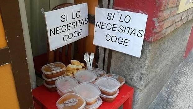 «Si lo necesitas, coge», así ofrece un restaurante «tuppers» con la comida que les sobra