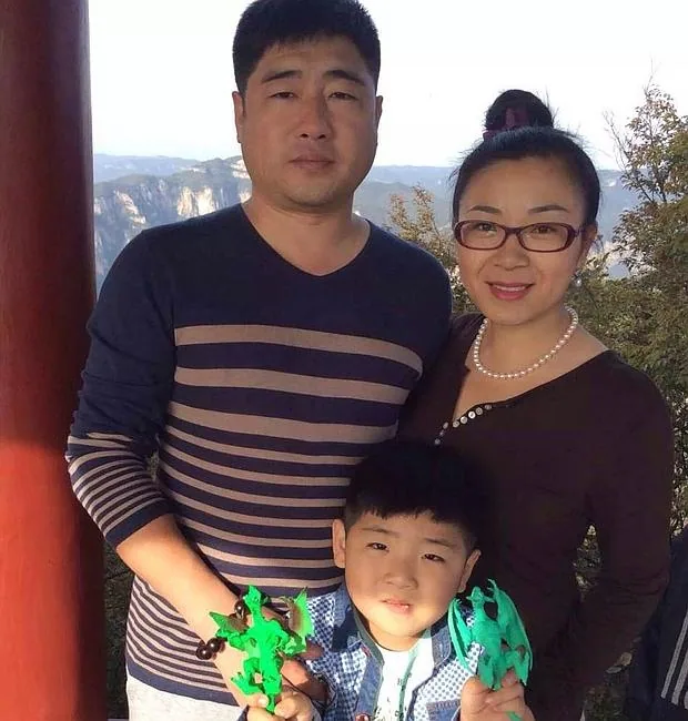 Gao Wei, junto a su marido, Jiang Hui, y su hijo en Pekín