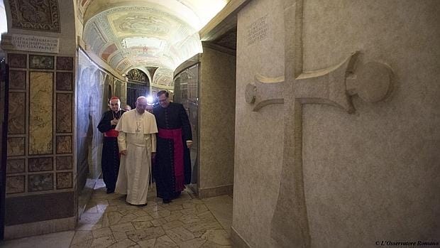 Fotografía facilitada este 3 de noviembre que muestra al papa Francisco (c) tras el rezo por los sacerdotes fallecidos