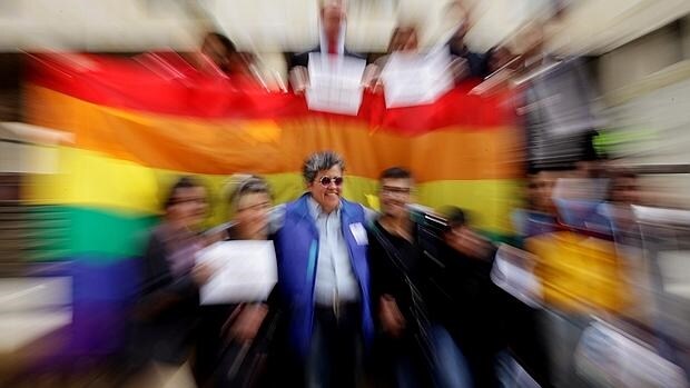 Colombia se une a la veintena de países que permiten adoptar a parejas del  mismo sexo
