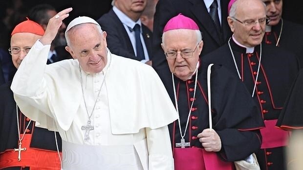 El Papa Francisco abandona la catedral de Santa Maria del Fiore durante su visita a Florencia (Italia)