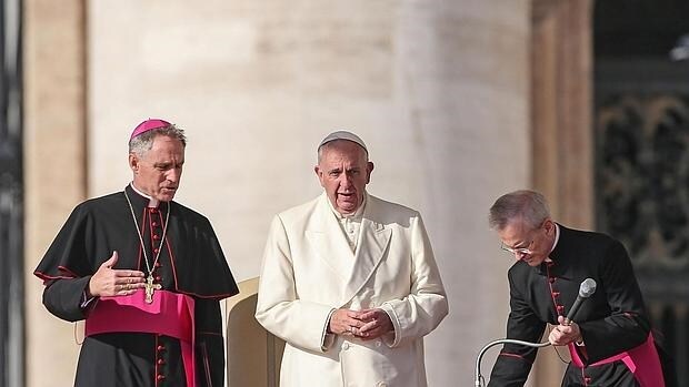 El Papa Francisco en la audiencia general de los miércoles en la Plaza de San Pedro en el Vaticano
