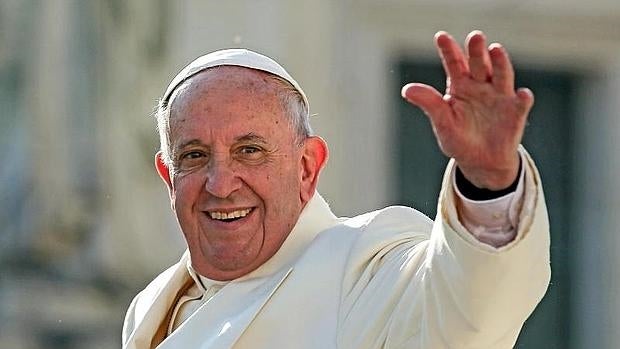 El Papa Francisco se despide de los feligreses tras su audiencia general en la plaza de San Pedro del Vaticano