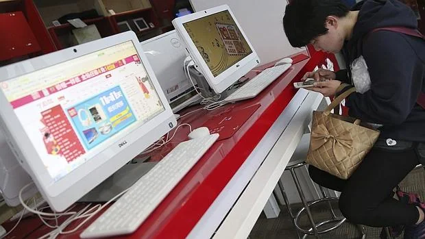 Un joven realiza compras por internet