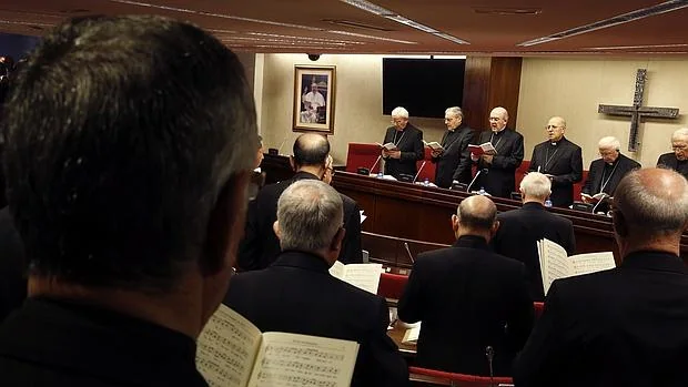 El presidente de la Conferencia Episcopal Española (CEE), Ricardo Blázquez (3d), preside la inauguración de la 106º reunión de la Asamblea Plenaria de los obispos en la que ha analizado las principales cuestiones de actualidad que preocupan a la Iglesia española.