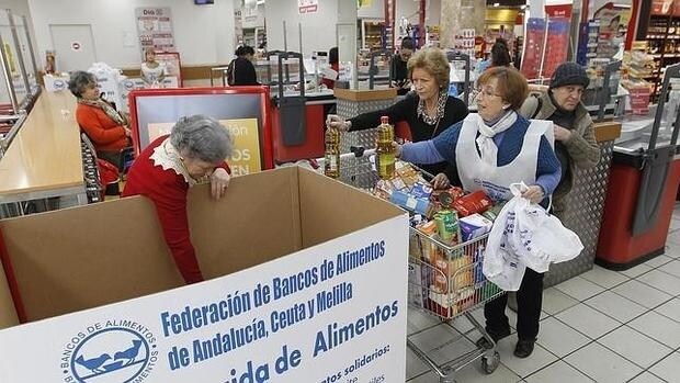 Voluntarias en la recogida de alimentos para el Banco Medina Azahara de Córdoba