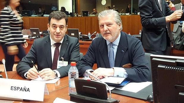 El ministro de Educación, Íñigo Méndez de Vigo (a la derecha), junto a Román Rodríguez, consejero de Educación de la Xunta de Galicia, en el Consejo de Ministros de la UE