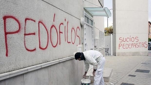 Pintadas en las paredes de la parroquia de Granada, donde oficiaba misa el padre Román