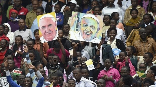 Una multitud reacciona ante la llegada del papa Francisco durante un evento con jóvenes en el estadio de Nairobi (Kenia)