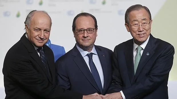 El presidente francés, Francois Hollande y el ministro francés de Asuntos Exteriores, Laurent Fabius y el Secretario General de Naciones Unidas Ban Ki-moon, a su llegada a la inauguración del la Coferencia Mundial de Cambio Climático (COP21) en París, Francia