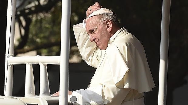 El papa Francisco pide centrarse antes en otros «grandes problemas» como la falta de agua potable o la malnutrición