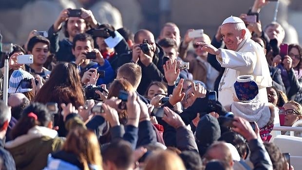 El papa Francisco saluda a los feligreses a su llegada a la audiencia general de los miércoles, el pasado miércoles