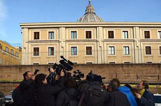 La publicista Francesca Chaouqui, imputada junto al sacerdote Vallejo Balda por el robo de documentos en el Vaticano, queda escondida bajo las cámaras a su llegada al juicio, hoy