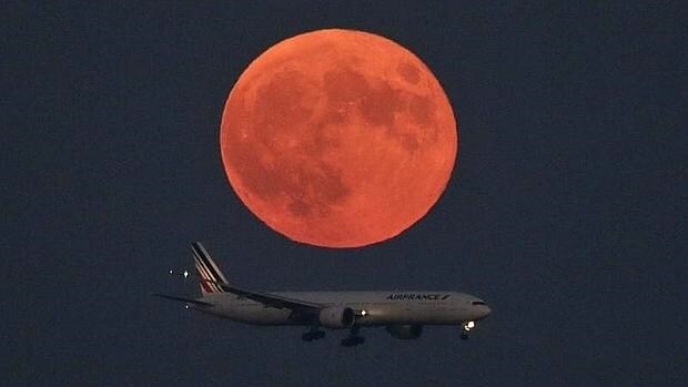 Un avión de Air France sobrevuela Tokio bajo la superluna cerca del aeropuerto de Tokio
