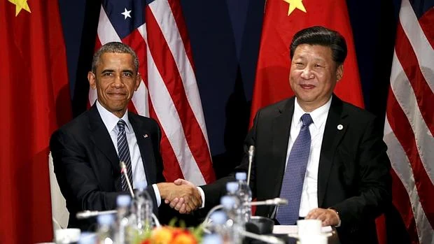 El Presidente Barack Obama saludando al Presidente Chino Xi Jinping al inicio de la Cumbre del Clima de París