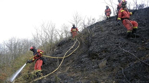 Miembros de la UME cerca de Fresneda, Cantabria. 140 efectivos trabajaron durante el domingo en las labores de extinción